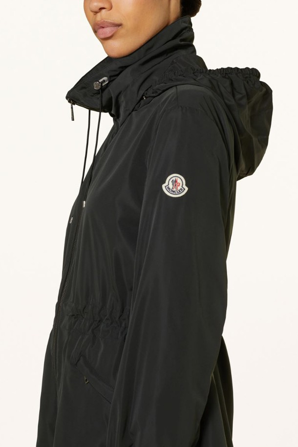 몽클레르 에넷 여성 재킷 바람막이(ENET)는 캐주얼, 스포티, 미니멀 스타일을 모두 아우르는 여성용 아우터입니다. 봄, 가을 간절기에 적합하며, 나일론 소재로 제작되어 부드러운 촉감을 선사합니다. 무지 디자인에 블랙과 베이지 두 가지 색상으로 출시되어 다양한 룩에 활용하기 좋습니다. 레귤러 기장의 긴 소매와 집업 여밈 방식, 후드와 스트링 디테일이 돋보이는 바람막이 스타일의 재킷입니다. 정사이즈 핏으로 편안하게 착용할 수 있으며, 일상생활에서 활용하기 좋은 아이템입니다.
