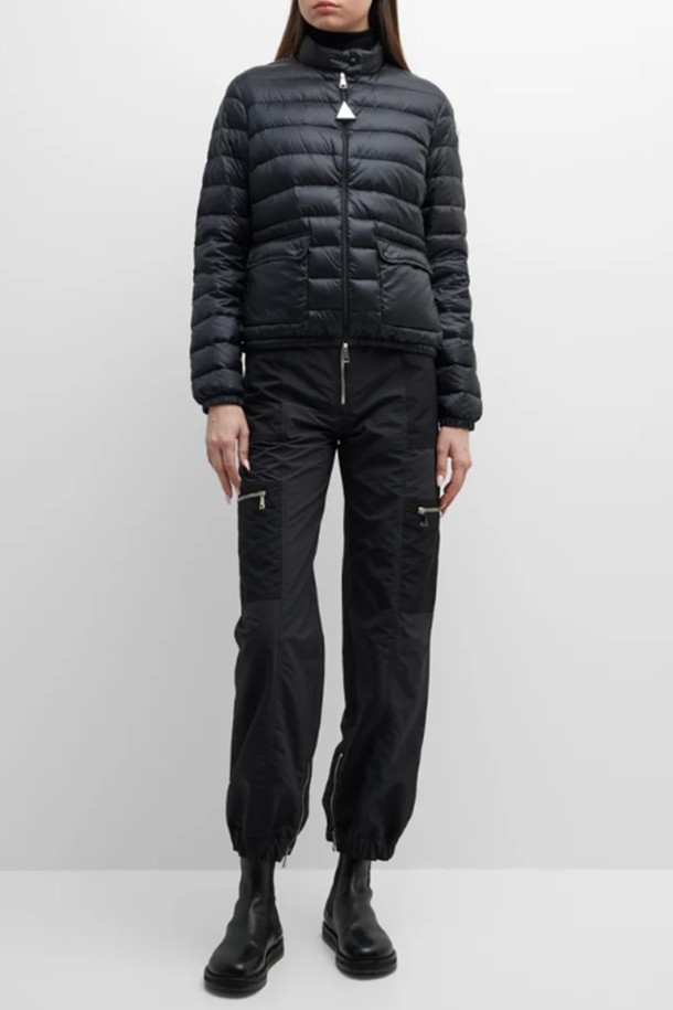 몽클레어 란스(24FW) 여성 경량 패딩 LANS는 겨울철 일상룩과 출근룩, 여행룩에 모두 잘 어울리는 여성용 아우터입니다. 미니멀하고 베이직한 스타일의 디자인으로, 블랙과 네이비 두 가지 색상으로 출시되었습니다. 가볍고 부드러운 나일론 소재를 사용하여 편안한 착용감을 선사하며, 얇은 두께로 제작되어 간절기에도 활용 가능합니다. 집업 방식에 레귤러핏으로 제작되었으며, 퀼팅 디테일로 포인트를 주어 세련된 느낌을 더했습니다. 보온 기능을 갖춘 경량 패딩으로, 추운 날씨에도 따뜻하게 스타일을 연출할 수 있습니다.
