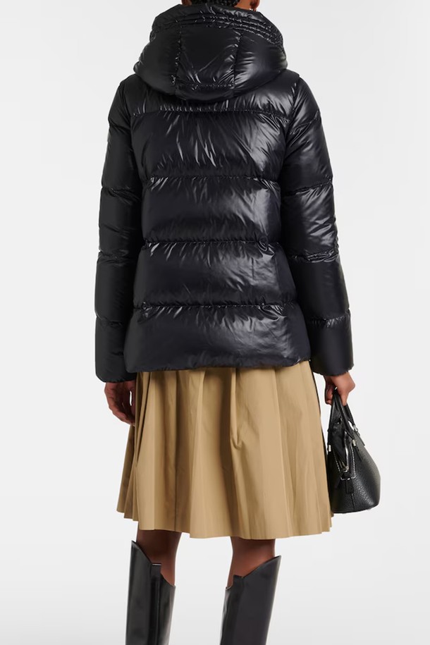 몽클레어 세리테스 여성 패딩(SERITTES)은 겨울철 보온성을 책임지는 여성용 숏패딩입니다. 미니멀한 스타일의 블랙 컬러 무지 디자인으로, 다양한 스타일에 매치하기 용이합니다. 나일론 소재와 두꺼운 두께감으로 뛰어난 보온성을 제공하며, 광택감 있는 표면이 특징입니다. 집업 여밈 방식과 긴 소매 기장으로 편안함을 더했으며, 정사이즈 핏으로 제작되었습니다. 데일리룩에 활용하기 좋은 세련된 겨울 아우터입니다.
