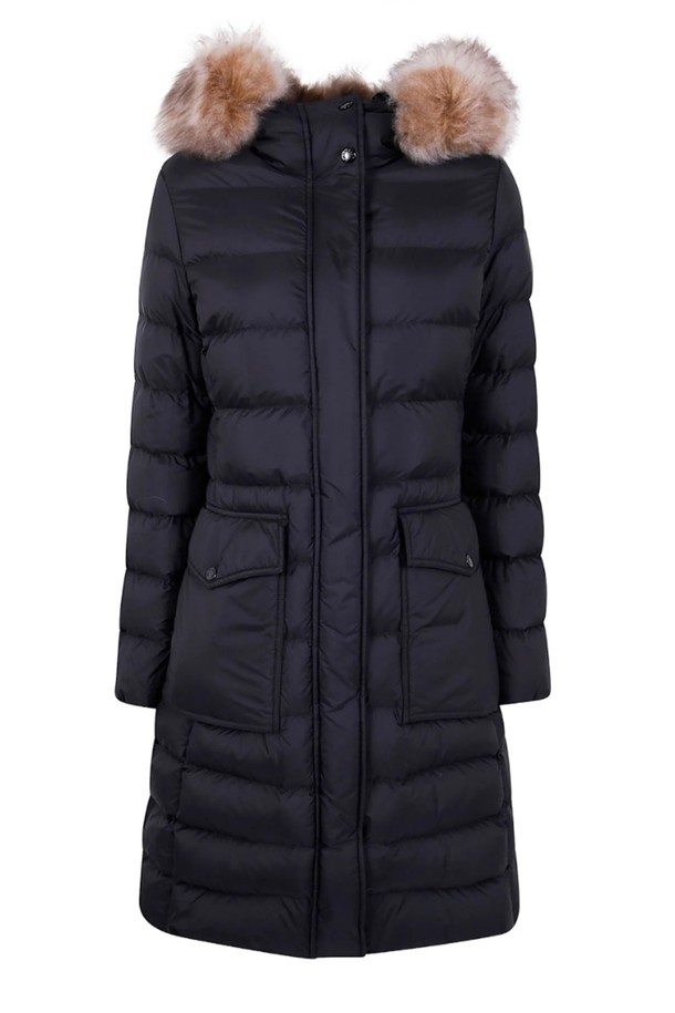 몽클레르 클로에쎄(KHLOESSE) 여성 롱패딩은 겨울철 출근룩을 위한 클래식하고 미니멀한 스타일의 아우터입니다. 블랙 컬러의 롱 기장 패딩으로, 레귤러핏 디자인과 지퍼형 여밈 방식으로 편안함을 더했습니다. 부드러운 나일론 소재와 두꺼운 두께감으로 뛰어난 보온성을 제공하며, 방수 기능까지 갖춰 추운 날씨에도 끄떡없습니다. 퍼 트리밍과 벨트 디테일이 고급스러운 분위기를 연출하며, 긴 소매 디자인으로 겨울철에도 따뜻하게 착용할 수 있습니다. 안감 역시 패딩 처리되어 더욱 포근한 착용감을 선사합니다.
