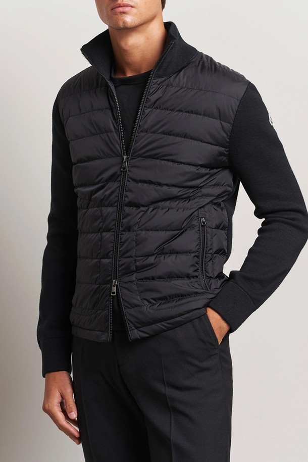 몽클레르(Moncler) 남성 가디건 니트 패딩 CARDIGAN은 가을, 겨울 시즌에 어울리는 남성용 아우터입니다. 블랙(Black) 및 네이비(Navy) 컬러로 출시되었으며, 캐주얼 및 미니멀 스타일을 선호하는 분들께 적합합니다. 니트 소재와 패딩의 조합으로 부드러운 촉감과 두꺼운 두께감을 자랑하며, 집업 스타일과 레귤러핏으로 편안한 착용감을 제공합니다. 출근룩과 비즈니스 캐주얼에 활용하기 좋으며, 긴 소매와 레귤러 기장으로 디자인되었습니다.
