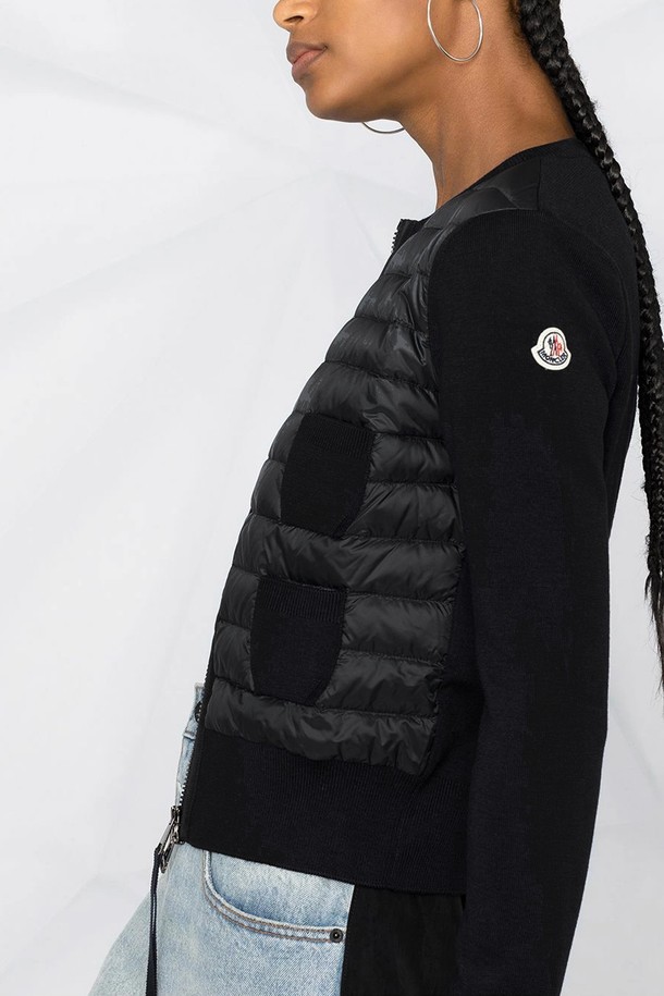 몽클레르 울 가디건 여성 니트패딩 CARDIGAN은 캐주얼, 미니멀, 클래식 스타일을 선호하는 여성들을 위한 블랙 컬러의 아우터입니다. 울과 나일론 혼방 소재로 제작되어 부드러운 촉감과 두꺼운 두께감으로 가을, 겨울 시즌 보온성을 제공합니다. 레귤러 핏의 집업 스타일 가디건으로, 패딩 디테일이 돋보이는 니트패딩 코트 타입입니다. 출근룩으로도 활용 가능한 베이직하고 세련된 디자인이 특징입니다. 긴 소매 기장의 레귤러 기장으로 다양한 스타일 연출이 가능합니다.
