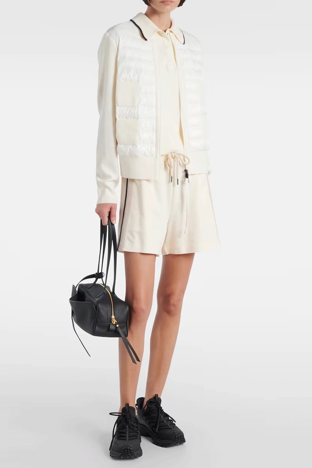 몽클레르 울 가디건 여성 니트패딩 CARDIGAN은 여성스러운 실루엣을 강조하는 미니멀하고 클래식한 스타일의 가을/겨울용 아우터입니다. 부드러운 울 소재와 두꺼운 두께감으로 포근한 착용감을 선사하며, 패딩 디테일과 안감으로 보온성을 높였습니다. 아이보리, 화이트 컬러의 무지 디자인으로 어떤 출근룩에도 매치하기 용이하며, 집업 여밈 방식과 레귤러핏으로 편안하게 착용할 수 있습니다. 긴 소매 기장의 레귤러 기장 가디건으로, 세련되고 우아한 분위기를 연출합니다.
