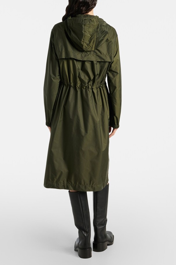 몽클레르 히엔구 히엔고스(HIENGOS) 여성 야상 바람막이 재킷은 봄, 가을 간절기에 활용하기 좋은 여성 아우터입니다. 블랙과 카키 두 가지 색상으로 출시되어, 캐주얼 및 밀리터리 스타일을 연출하기 용이합니다. 로즈핏으로 여성스러운 실루엣을 강조하며, 얇은 두께의 나일론 소재로 제작되어 가볍고 편안한 착용감을 선사합니다. 집업 스타일의 긴소매 야상 재킷으로 후드, 방수, 바람막이 기능을 갖춰 변덕스러운 날씨에도 든든하게 당신을 보호합니다. 여행룩, 산책룩 등 다양한 TPO에 미니멀, 고프코어 스타일로 폭넓게 활용할 수 있습니다.
