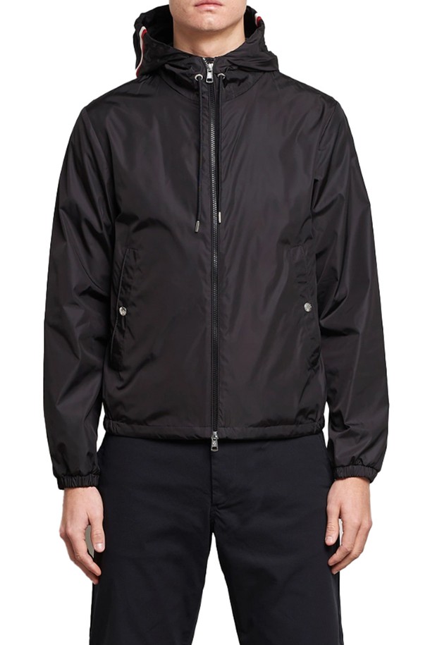 몽클레르 그림퍼스 남자 자켓 바람막이 GRIMPEURS는 남성용으로, 일상과 스포츠 활동에 적합한 아우터입니다. 블랙 컬러의 무지 디자인으로, 봄, 가을 간절기에 활용하기 좋습니다. 나일론 소재로 제작되어 얇고 부드러운 촉감을 제공하며, 방수 및 방풍 기능을 갖춰 활동성을 높였습니다. 레귤러핏에 긴 소매, 후드와 집업 여밈 방식으로 편안하게 착용할 수 있으며 스포티, 캐주얼, 미니멀 스타일을 연출하기 좋습니다.
