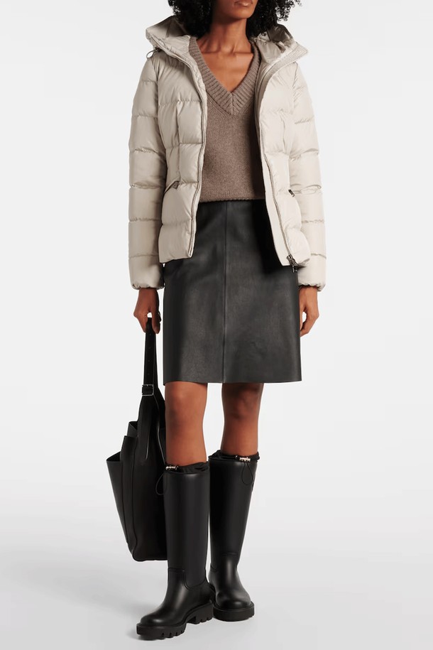 몽클레르 아보체 (AVOCE) 여성 다운 패딩은 추운 겨울, 산책룩과 같은 일상생활에서 캐주얼, 스포티, 미니멀한 스타일을 연출하기에 좋은 아이템입니다. 베이지 및 아이보리 색상으로 출시되어 다양한 룩에 매치하기 용이하며, 부드러운 촉감의 나일론과 다운 소재를 사용하여 제작되었습니다. 크롭 기장의 레귤러핏으로 디자인되었으며, 긴 소매와 집업 여밈 방식, 후드 및 퀄팅 디테일이 특징입니다. 두꺼운 두께감으로 뛰어난 보온성을 제공하며, 경량 설계로 편안한 착용감을 선사합니다.
