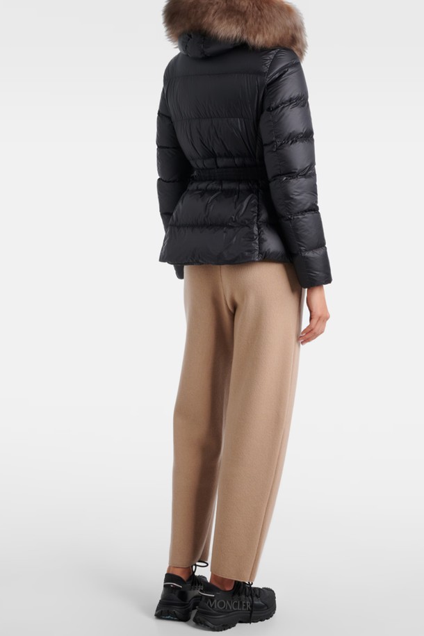 몽클레르 보에드 여성 패딩 BOED는 클래식하고 미니멀한 스타일을 추구하는 여성들을 위한 겨울철 필수 아이템입니다. 부드러운 양모 소재와 두꺼운 두께감으로 뛰어난 보온성을 제공하며 일상생활에서 스타일리시하게 착용할 수 있습니다. 블랙 컬러의 무지 디자인에 허리 벨트와 퍼 카라 디테일이 더해져 세련된 분위기를 연출합니다. 집업 방식으로 간편하게 착용 가능하며, 크롭 기장과 숏패딩 디자인이 다리 라인을 더욱 길어 보이게 합니다. 긴 소매 기장의 패딩 안감으로 추운 날씨에도 따뜻하게 몸을 보호해 줍니다.
