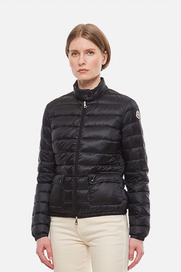 몽클레어 란스(24FW) 여성 경량 패딩 LANS는 겨울철 일상룩과 출근룩, 여행룩에 모두 잘 어울리는 여성용 아우터입니다. 미니멀하고 베이직한 스타일의 디자인으로, 블랙과 네이비 두 가지 색상으로 출시되었습니다. 가볍고 부드러운 나일론 소재를 사용하여 편안한 착용감을 선사하며, 얇은 두께로 제작되어 간절기에도 활용 가능합니다. 집업 방식에 레귤러핏으로 제작되었으며, 퀼팅 디테일로 포인트를 주어 세련된 느낌을 더했습니다. 보온 기능을 갖춘 경량 패딩으로, 추운 날씨에도 따뜻하게 스타일을 연출할 수 있습니다.
