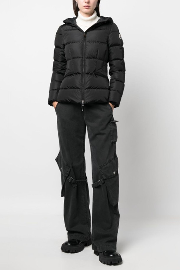 몽클레르(Moncler) 아보체 여성 다운 패딩 AVOCE는 겨울철 캐주얼룩을 위한 여성 다운 패딩입니다. 블랙과 나이트 블루 두 가지 색상으로 출시되었으며, 슬림핏 디자인과 레귤러 기장으로 제작되었습니다. 집업 스타일의 후드 디자인으로 보온성을 높였으며, 일상생활과 여행 시 편안하게 착용할 수 있습니다. 무지 패턴으로 미니멀하고 클래식한 스타일을 연출하며, 두꺼운 두께감으로 추운 날씨에도 따뜻함을 유지해 줍니다. 
