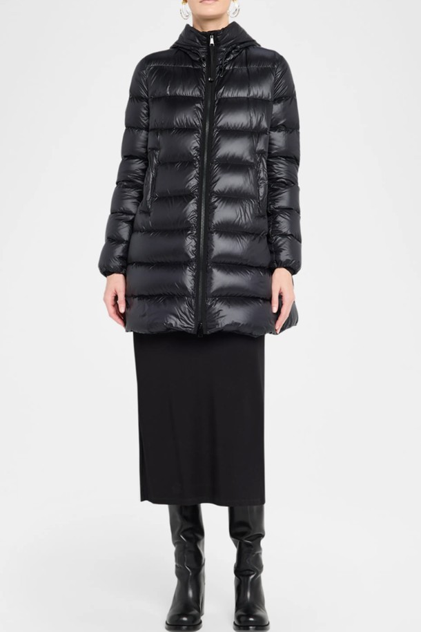 몽클레어 수에이네 여성 롱패딩은 겨울철 추위로부터 당신을 보호해 줄 방풍 기능과 보온성을 갖춘 여성용 롱패딩입니다. 부드러운 촉감의 나일론 소재와 두꺼운 두께감으로 제작되어 편안한 착용감을 선사합니다. 미니멀한 스타일과 무지 디자인, 블랙 컬러는 어떤 스타일에도 잘 어울리는 세련된 분위기를 연출합니다. 롱 기장의 오버핏 디자인과 집업 여밈 방식으로 편안함과 활동성을 높였으며, 긴 소매와 광택감 있는 디테일이 특징입니다. 안감과 패딩 충전재로 더욱 따뜻하게 겨울을 보낼 수 있습니다.
