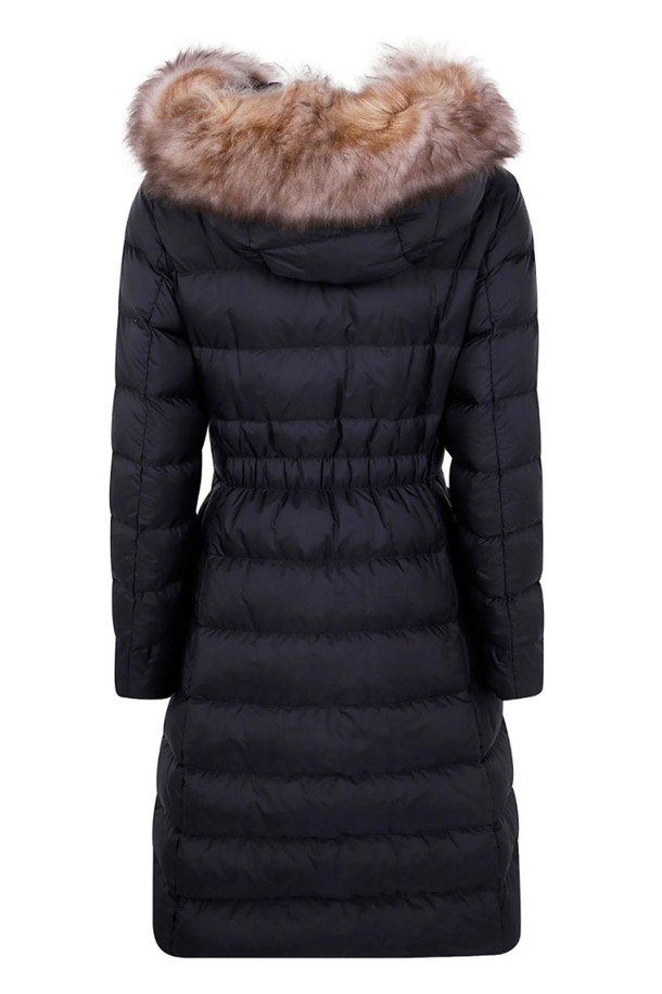 몽클레르 클로에쎄(KHLOESSE) 여성 롱패딩은 겨울철 출근룩을 위한 클래식하고 미니멀한 스타일의 아우터입니다. 블랙 컬러의 롱 기장 패딩으로, 레귤러핏 디자인과 지퍼형 여밈 방식으로 편안함을 더했습니다. 부드러운 나일론 소재와 두꺼운 두께감으로 뛰어난 보온성을 제공하며, 방수 기능까지 갖춰 추운 날씨에도 끄떡없습니다. 퍼 트리밍과 벨트 디테일이 고급스러운 분위기를 연출하며, 긴 소매 디자인으로 겨울철에도 따뜻하게 착용할 수 있습니다. 안감 역시 패딩 처리되어 더욱 포근한 착용감을 선사합니다.
