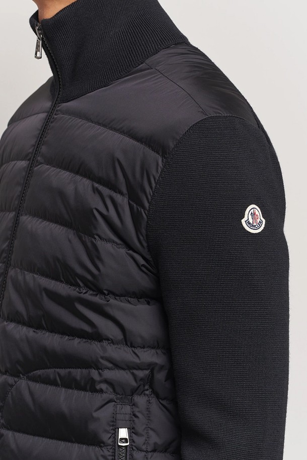 몽클레르(Moncler) 남성 가디건 니트 패딩 CARDIGAN은 가을, 겨울 시즌에 어울리는 남성용 아우터입니다. 블랙(Black) 및 네이비(Navy) 컬러로 출시되었으며, 캐주얼 및 미니멀 스타일을 선호하는 분들께 적합합니다. 니트 소재와 패딩의 조합으로 부드러운 촉감과 두꺼운 두께감을 자랑하며, 집업 스타일과 레귤러핏으로 편안한 착용감을 제공합니다. 출근룩과 비즈니스 캐주얼에 활용하기 좋으며, 긴 소매와 레귤러 기장으로 디자인되었습니다.
