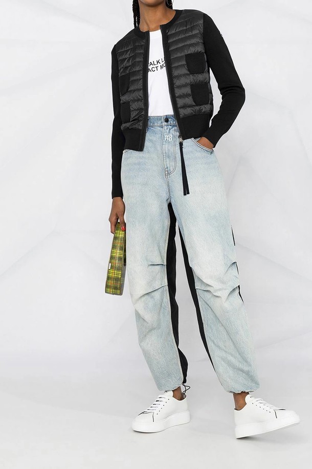 몽클레르 울 가디건 여성 니트패딩 CARDIGAN은 캐주얼, 미니멀, 클래식 스타일을 선호하는 여성들을 위한 블랙 컬러의 아우터입니다. 울과 나일론 혼방 소재로 제작되어 부드러운 촉감과 두꺼운 두께감으로 가을, 겨울 시즌 보온성을 제공합니다. 레귤러 핏의 집업 스타일 가디건으로, 패딩 디테일이 돋보이는 니트패딩 코트 타입입니다. 출근룩으로도 활용 가능한 베이직하고 세련된 디자인이 특징입니다. 긴 소매 기장의 레귤러 기장으로 다양한 스타일 연출이 가능합니다.
