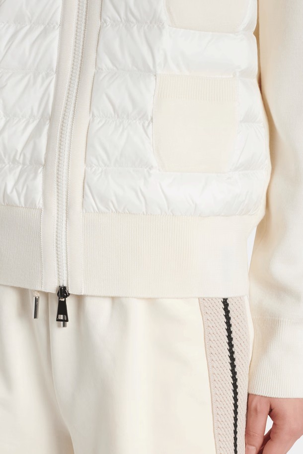 몽클레르 울 가디건 여성 니트패딩 CARDIGAN은 여성스러운 실루엣을 강조하는 미니멀하고 클래식한 스타일의 가을/겨울용 아우터입니다. 부드러운 울 소재와 두꺼운 두께감으로 포근한 착용감을 선사하며, 패딩 디테일과 안감으로 보온성을 높였습니다. 아이보리, 화이트 컬러의 무지 디자인으로 어떤 출근룩에도 매치하기 용이하며, 집업 여밈 방식과 레귤러핏으로 편안하게 착용할 수 있습니다. 긴 소매 기장의 레귤러 기장 가디건으로, 세련되고 우아한 분위기를 연출합니다.
