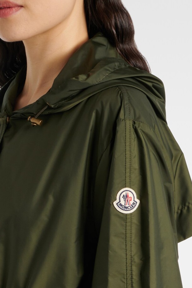 몽클레르 히엔구 히엔고스(HIENGOS) 여성 야상 바람막이 재킷은 봄, 가을 간절기에 활용하기 좋은 여성 아우터입니다. 블랙과 카키 두 가지 색상으로 출시되어, 캐주얼 및 밀리터리 스타일을 연출하기 용이합니다. 로즈핏으로 여성스러운 실루엣을 강조하며, 얇은 두께의 나일론 소재로 제작되어 가볍고 편안한 착용감을 선사합니다. 집업 스타일의 긴소매 야상 재킷으로 후드, 방수, 바람막이 기능을 갖춰 변덕스러운 날씨에도 든든하게 당신을 보호합니다. 여행룩, 산책룩 등 다양한 TPO에 미니멀, 고프코어 스타일로 폭넓게 활용할 수 있습니다.
