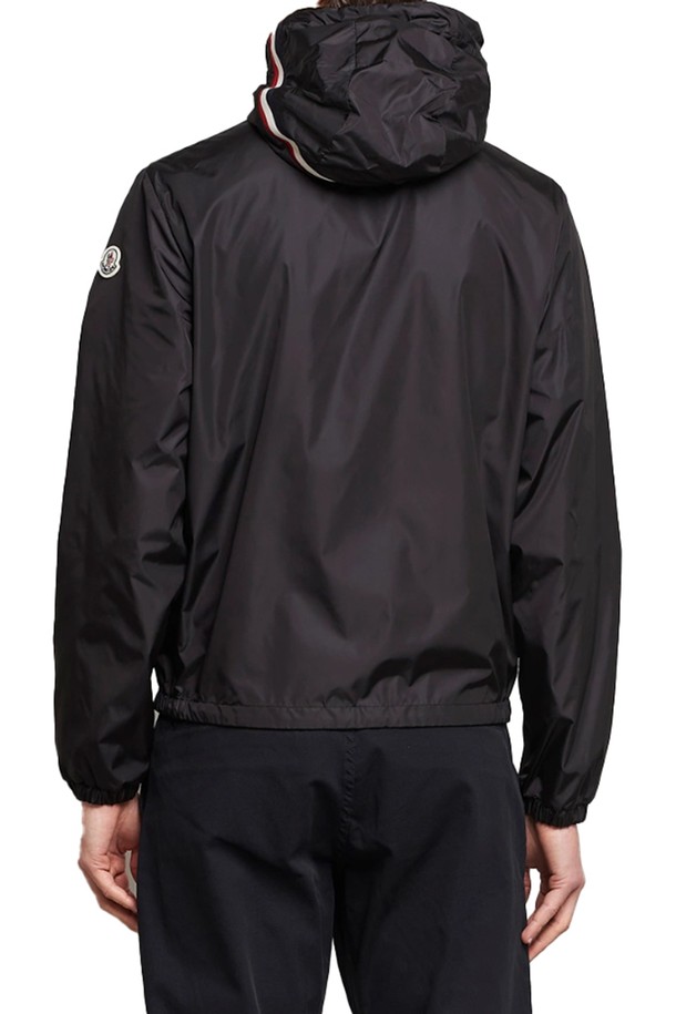 몽클레르 그림퍼스 남자 자켓 바람막이 GRIMPEURS는 남성용으로, 일상과 스포츠 활동에 적합한 아우터입니다. 블랙 컬러의 무지 디자인으로, 봄, 가을 간절기에 활용하기 좋습니다. 나일론 소재로 제작되어 얇고 부드러운 촉감을 제공하며, 방수 및 방풍 기능을 갖춰 활동성을 높였습니다. 레귤러핏에 긴 소매, 후드와 집업 여밈 방식으로 편안하게 착용할 수 있으며 스포티, 캐주얼, 미니멀 스타일을 연출하기 좋습니다.
