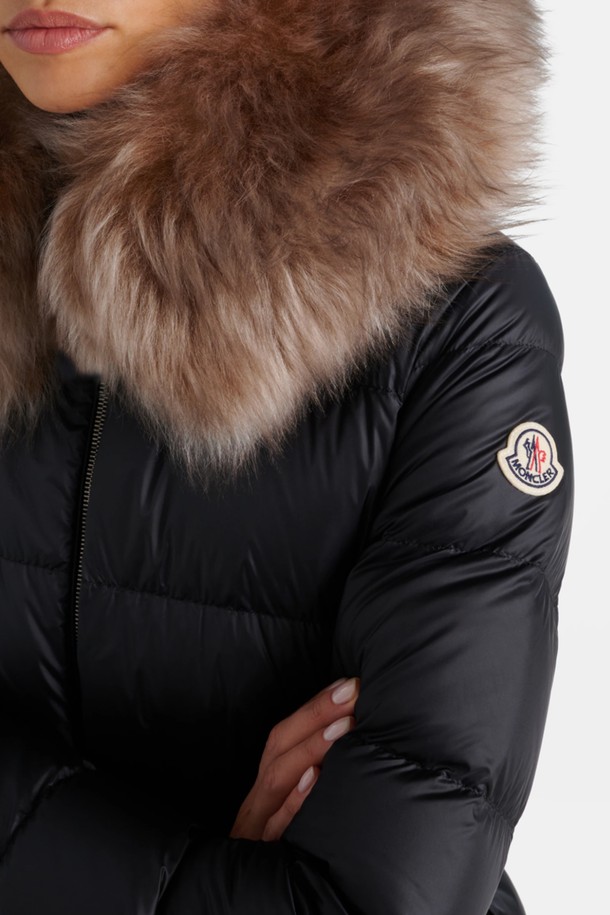 몽클레르 보에드 여성 패딩 BOED는 클래식하고 미니멀한 스타일을 추구하는 여성들을 위한 겨울철 필수 아이템입니다. 부드러운 양모 소재와 두꺼운 두께감으로 뛰어난 보온성을 제공하며 일상생활에서 스타일리시하게 착용할 수 있습니다. 블랙 컬러의 무지 디자인에 허리 벨트와 퍼 카라 디테일이 더해져 세련된 분위기를 연출합니다. 집업 방식으로 간편하게 착용 가능하며, 크롭 기장과 숏패딩 디자인이 다리 라인을 더욱 길어 보이게 합니다. 긴 소매 기장의 패딩 안감으로 추운 날씨에도 따뜻하게 몸을 보호해 줍니다.
