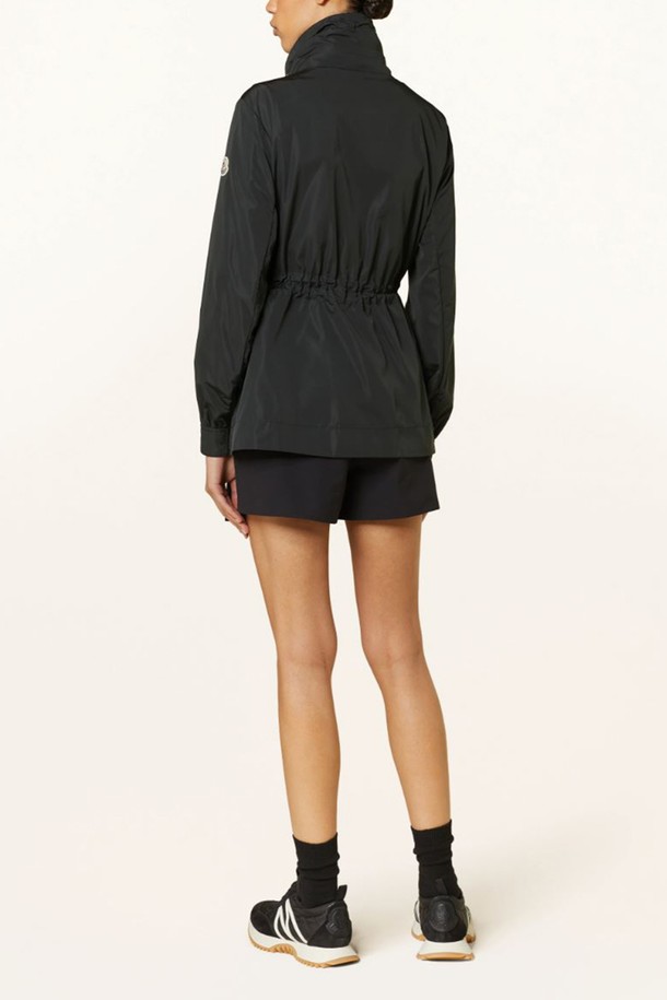 몽클레르 에넷 여성 재킷 바람막이(ENET)는 캐주얼, 스포티, 미니멀 스타일을 모두 아우르는 여성용 아우터입니다. 봄, 가을 간절기에 적합하며, 나일론 소재로 제작되어 부드러운 촉감을 선사합니다. 무지 디자인에 블랙과 베이지 두 가지 색상으로 출시되어 다양한 룩에 활용하기 좋습니다. 레귤러 기장의 긴 소매와 집업 여밈 방식, 후드와 스트링 디테일이 돋보이는 바람막이 스타일의 재킷입니다. 정사이즈 핏으로 편안하게 착용할 수 있으며, 일상생활에서 활용하기 좋은 아이템입니다.
