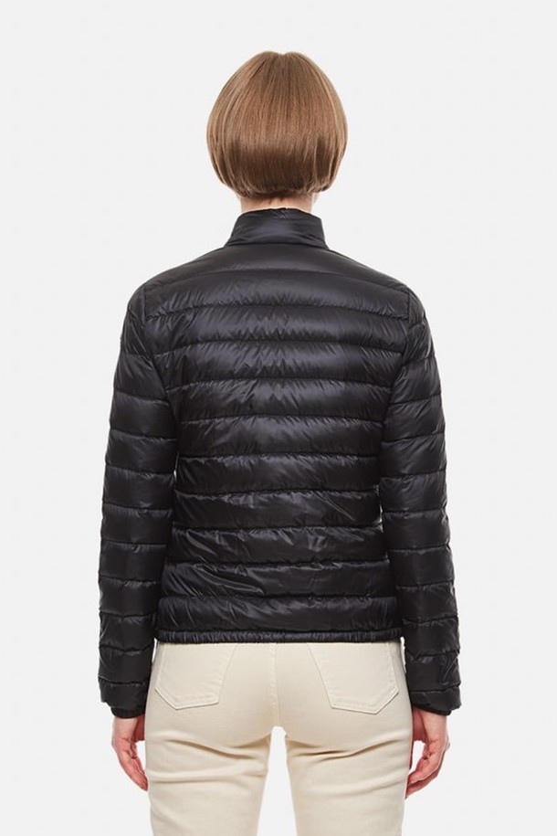 몽클레어 란스(24FW) 여성 경량 패딩 LANS는 겨울철 일상룩과 출근룩, 여행룩에 모두 잘 어울리는 여성용 아우터입니다. 미니멀하고 베이직한 스타일의 디자인으로, 블랙과 네이비 두 가지 색상으로 출시되었습니다. 가볍고 부드러운 나일론 소재를 사용하여 편안한 착용감을 선사하며, 얇은 두께로 제작되어 간절기에도 활용 가능합니다. 집업 방식에 레귤러핏으로 제작되었으며, 퀼팅 디테일로 포인트를 주어 세련된 느낌을 더했습니다. 보온 기능을 갖춘 경량 패딩으로, 추운 날씨에도 따뜻하게 스타일을 연출할 수 있습니다.
