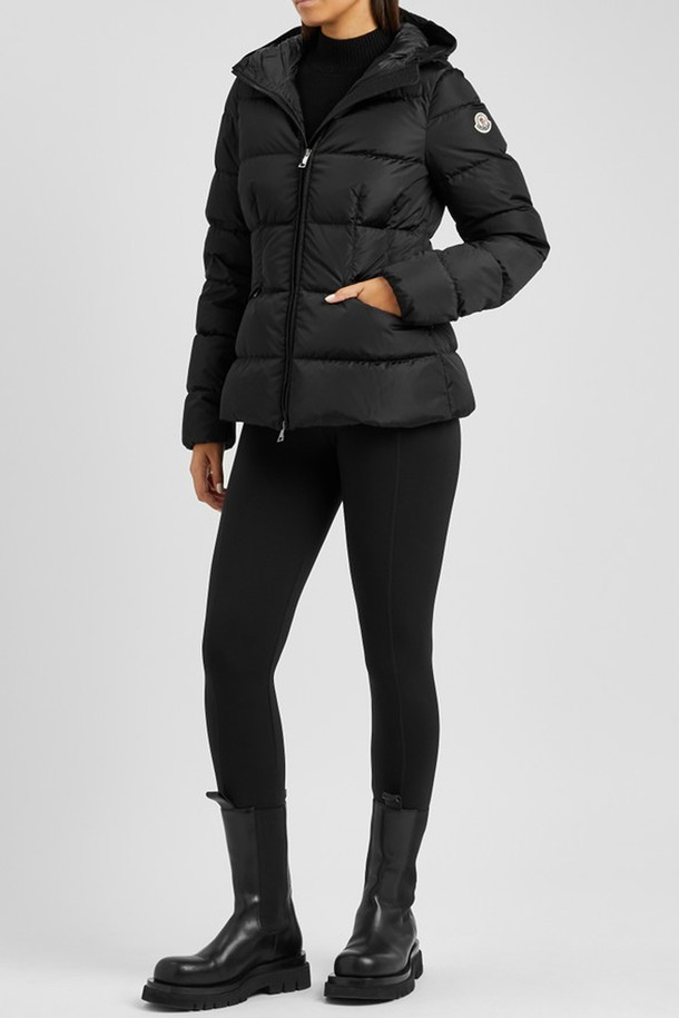 몽클레르(Moncler) 아보체 여성 다운 패딩 AVOCE는 겨울철 캐주얼룩을 위한 여성 다운 패딩입니다. 블랙과 나이트 블루 두 가지 색상으로 출시되었으며, 슬림핏 디자인과 레귤러 기장으로 제작되었습니다. 집업 스타일의 후드 디자인으로 보온성을 높였으며, 일상생활과 여행 시 편안하게 착용할 수 있습니다. 무지 패턴으로 미니멀하고 클래식한 스타일을 연출하며, 두꺼운 두께감으로 추운 날씨에도 따뜻함을 유지해 줍니다. 
