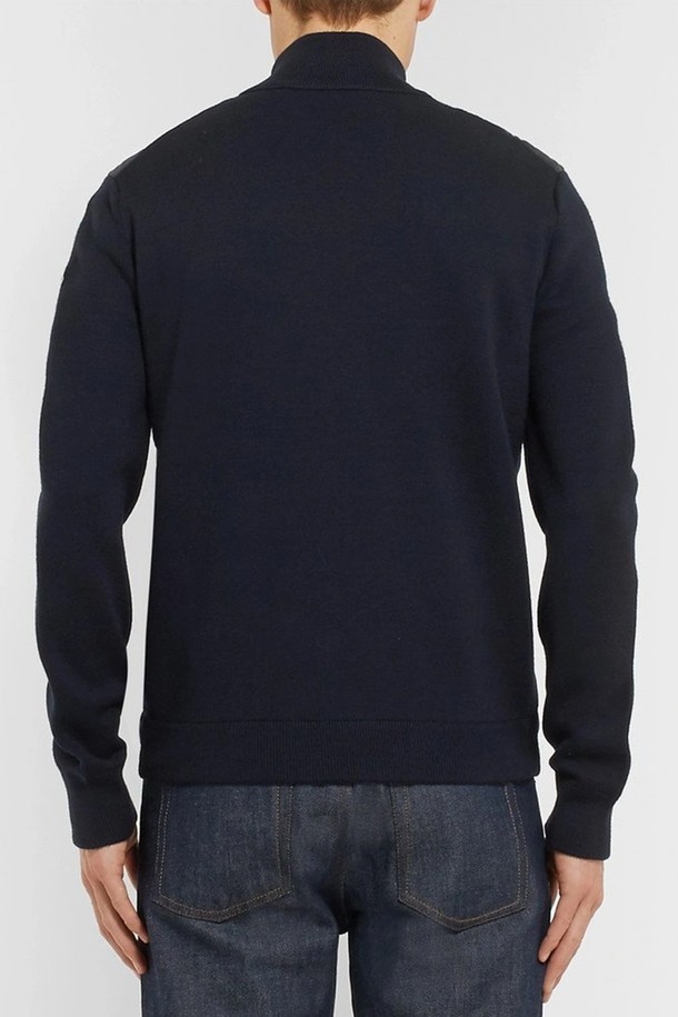 몽클레르(Moncler) 남성 가디건 니트 패딩 CARDIGAN은 가을, 겨울 시즌에 어울리는 남성용 아우터입니다. 블랙(Black) 및 네이비(Navy) 컬러로 출시되었으며, 캐주얼 및 미니멀 스타일을 선호하는 분들께 적합합니다. 니트 소재와 패딩의 조합으로 부드러운 촉감과 두꺼운 두께감을 자랑하며, 집업 스타일과 레귤러핏으로 편안한 착용감을 제공합니다. 출근룩과 비즈니스 캐주얼에 활용하기 좋으며, 긴 소매와 레귤러 기장으로 디자인되었습니다.
