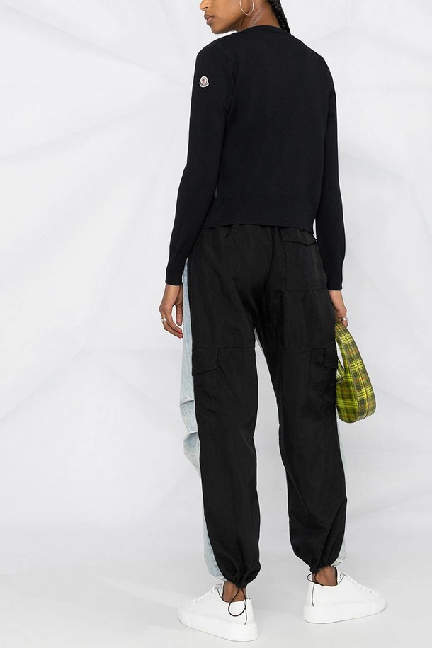 몽클레르 울 가디건 여성 니트패딩 CARDIGAN은 캐주얼, 미니멀, 클래식 스타일을 선호하는 여성들을 위한 블랙 컬러의 아우터입니다. 울과 나일론 혼방 소재로 제작되어 부드러운 촉감과 두꺼운 두께감으로 가을, 겨울 시즌 보온성을 제공합니다. 레귤러 핏의 집업 스타일 가디건으로, 패딩 디테일이 돋보이는 니트패딩 코트 타입입니다. 출근룩으로도 활용 가능한 베이직하고 세련된 디자인이 특징입니다. 긴 소매 기장의 레귤러 기장으로 다양한 스타일 연출이 가능합니다.
