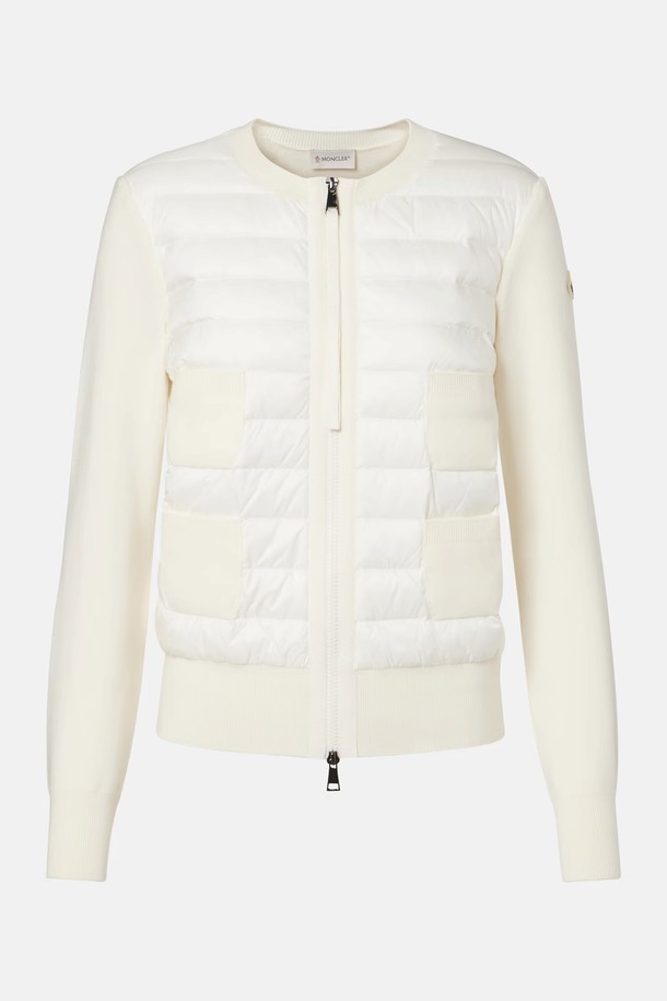 몽클레르 울 가디건 여성 니트패딩 CARDIGAN은 여성스러운 실루엣을 강조하는 미니멀하고 클래식한 스타일의 가을/겨울용 아우터입니다. 부드러운 울 소재와 두꺼운 두께감으로 포근한 착용감을 선사하며, 패딩 디테일과 안감으로 보온성을 높였습니다. 아이보리, 화이트 컬러의 무지 디자인으로 어떤 출근룩에도 매치하기 용이하며, 집업 여밈 방식과 레귤러핏으로 편안하게 착용할 수 있습니다. 긴 소매 기장의 레귤러 기장 가디건으로, 세련되고 우아한 분위기를 연출합니다.
