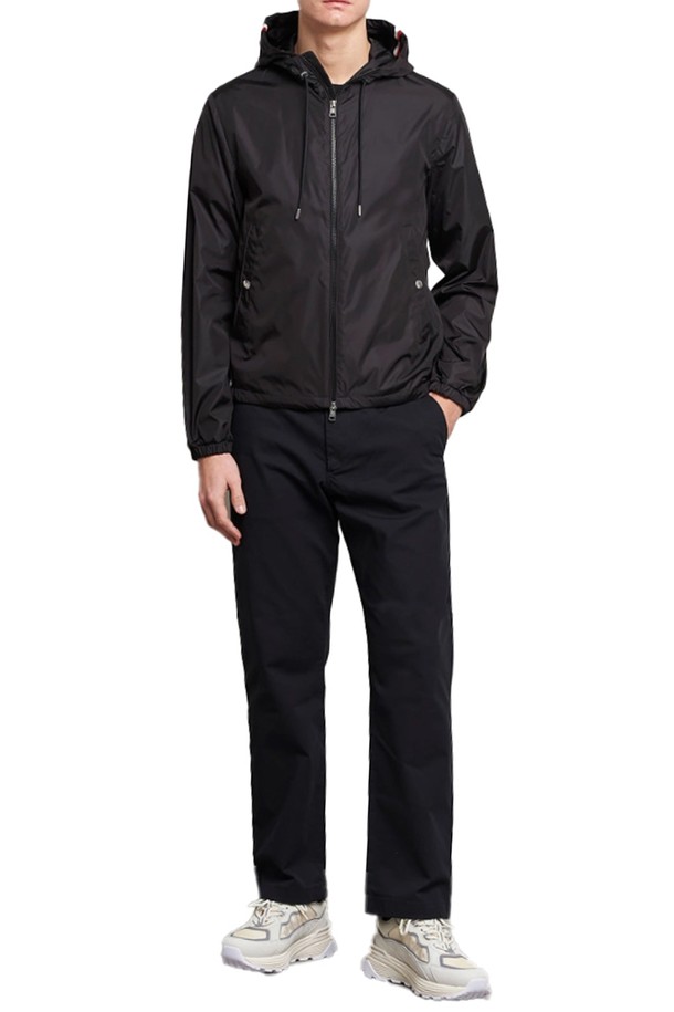 몽클레르 그림퍼스 남자 자켓 바람막이 GRIMPEURS는 남성용으로, 일상과 스포츠 활동에 적합한 아우터입니다. 블랙 컬러의 무지 디자인으로, 봄, 가을 간절기에 활용하기 좋습니다. 나일론 소재로 제작되어 얇고 부드러운 촉감을 제공하며, 방수 및 방풍 기능을 갖춰 활동성을 높였습니다. 레귤러핏에 긴 소매, 후드와 집업 여밈 방식으로 편안하게 착용할 수 있으며 스포티, 캐주얼, 미니멀 스타일을 연출하기 좋습니다.
