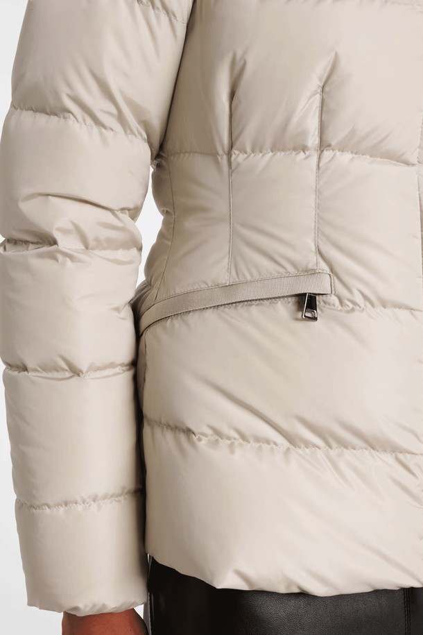 몽클레르 아보체 (AVOCE) 여성 다운 패딩은 추운 겨울, 산책룩과 같은 일상생활에서 캐주얼, 스포티, 미니멀한 스타일을 연출하기에 좋은 아이템입니다. 베이지 및 아이보리 색상으로 출시되어 다양한 룩에 매치하기 용이하며, 부드러운 촉감의 나일론과 다운 소재를 사용하여 제작되었습니다. 크롭 기장의 레귤러핏으로 디자인되었으며, 긴 소매와 집업 여밈 방식, 후드 및 퀄팅 디테일이 특징입니다. 두꺼운 두께감으로 뛰어난 보온성을 제공하며, 경량 설계로 편안한 착용감을 선사합니다.
