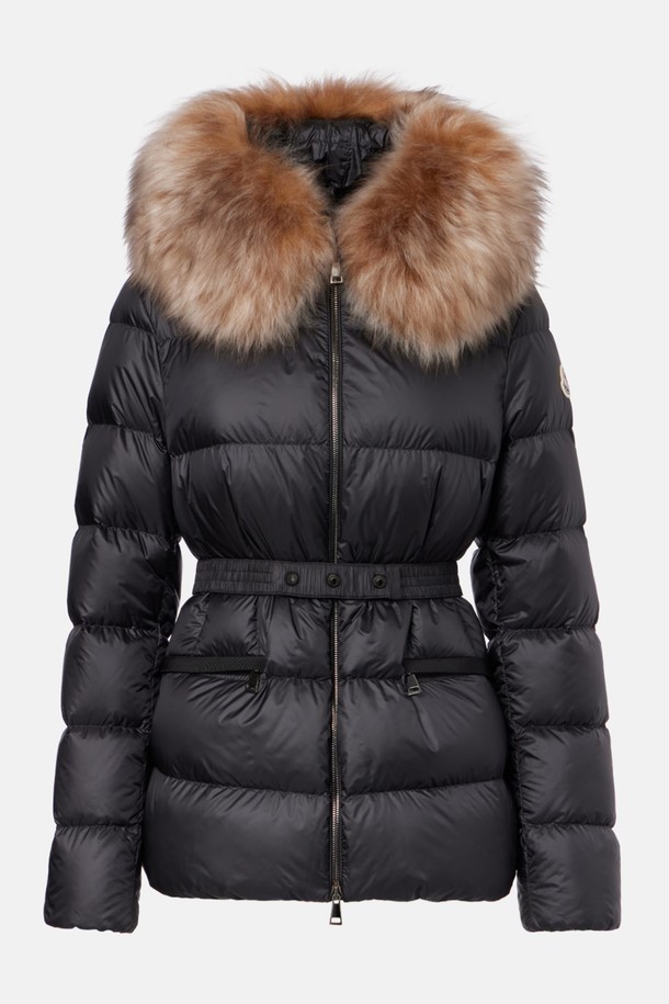 몽클레르 보에드 여성 패딩 BOED는 클래식하고 미니멀한 스타일을 추구하는 여성들을 위한 겨울철 필수 아이템입니다. 부드러운 양모 소재와 두꺼운 두께감으로 뛰어난 보온성을 제공하며 일상생활에서 스타일리시하게 착용할 수 있습니다. 블랙 컬러의 무지 디자인에 허리 벨트와 퍼 카라 디테일이 더해져 세련된 분위기를 연출합니다. 집업 방식으로 간편하게 착용 가능하며, 크롭 기장과 숏패딩 디자인이 다리 라인을 더욱 길어 보이게 합니다. 긴 소매 기장의 패딩 안감으로 추운 날씨에도 따뜻하게 몸을 보호해 줍니다.
