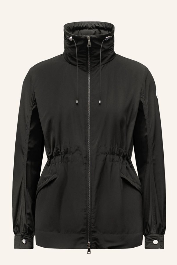 몽클레르 에넷 여성 재킷 바람막이(ENET)는 캐주얼, 스포티, 미니멀 스타일을 모두 아우르는 여성용 아우터입니다. 봄, 가을 간절기에 적합하며, 나일론 소재로 제작되어 부드러운 촉감을 선사합니다. 무지 디자인에 블랙과 베이지 두 가지 색상으로 출시되어 다양한 룩에 활용하기 좋습니다. 레귤러 기장의 긴 소매와 집업 여밈 방식, 후드와 스트링 디테일이 돋보이는 바람막이 스타일의 재킷입니다. 정사이즈 핏으로 편안하게 착용할 수 있으며, 일상생활에서 활용하기 좋은 아이템입니다.
