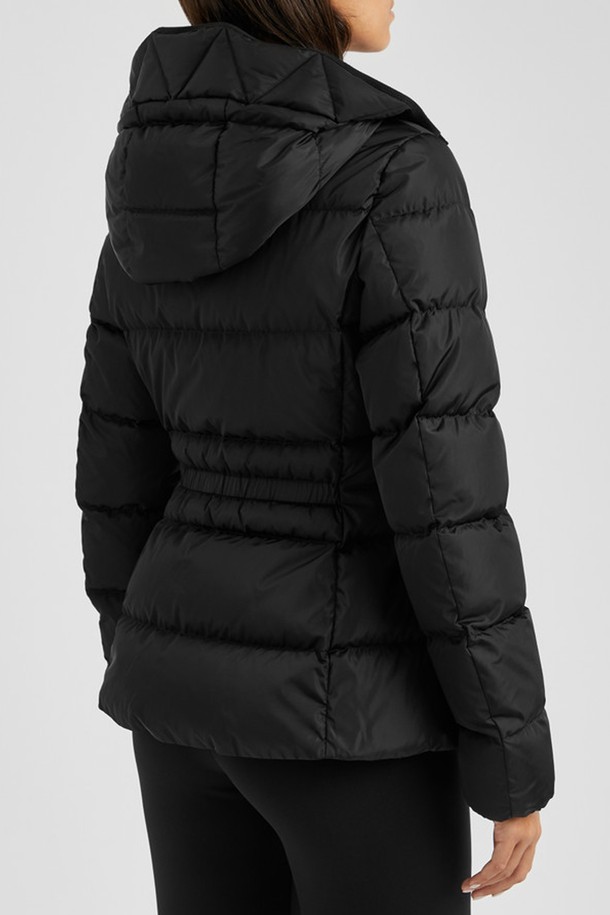 몽클레르(Moncler) 아보체 여성 다운 패딩 AVOCE는 겨울철 캐주얼룩을 위한 여성 다운 패딩입니다. 블랙과 나이트 블루 두 가지 색상으로 출시되었으며, 슬림핏 디자인과 레귤러 기장으로 제작되었습니다. 집업 스타일의 후드 디자인으로 보온성을 높였으며, 일상생활과 여행 시 편안하게 착용할 수 있습니다. 무지 패턴으로 미니멀하고 클래식한 스타일을 연출하며, 두꺼운 두께감으로 추운 날씨에도 따뜻함을 유지해 줍니다. 
