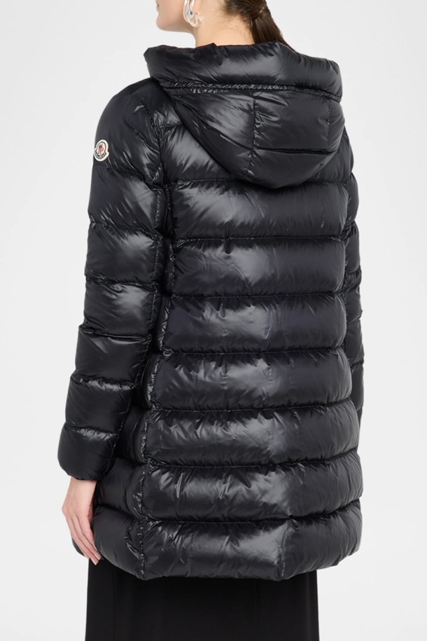 몽클레어 수에이네 여성 롱패딩은 겨울철 추위로부터 당신을 보호해 줄 방풍 기능과 보온성을 갖춘 여성용 롱패딩입니다. 부드러운 촉감의 나일론 소재와 두꺼운 두께감으로 제작되어 편안한 착용감을 선사합니다. 미니멀한 스타일과 무지 디자인, 블랙 컬러는 어떤 스타일에도 잘 어울리는 세련된 분위기를 연출합니다. 롱 기장의 오버핏 디자인과 집업 여밈 방식으로 편안함과 활동성을 높였으며, 긴 소매와 광택감 있는 디테일이 특징입니다. 안감과 패딩 충전재로 더욱 따뜻하게 겨울을 보낼 수 있습니다.
