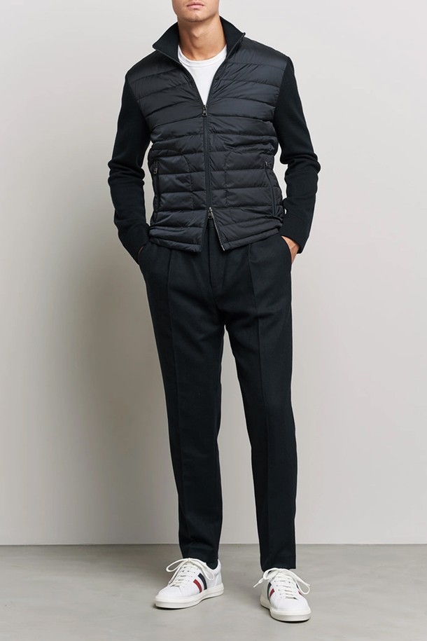 몽클레르(Moncler) 남성 가디건 니트 패딩 CARDIGAN은 가을, 겨울 시즌에 어울리는 남성용 아우터입니다. 블랙(Black) 및 네이비(Navy) 컬러로 출시되었으며, 캐주얼 및 미니멀 스타일을 선호하는 분들께 적합합니다. 니트 소재와 패딩의 조합으로 부드러운 촉감과 두꺼운 두께감을 자랑하며, 집업 스타일과 레귤러핏으로 편안한 착용감을 제공합니다. 출근룩과 비즈니스 캐주얼에 활용하기 좋으며, 긴 소매와 레귤러 기장으로 디자인되었습니다.
