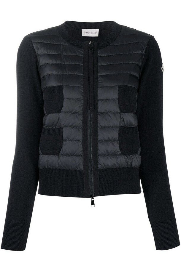 몽클레르 울 가디건 여성 니트패딩 CARDIGAN은 캐주얼, 미니멀, 클래식 스타일을 선호하는 여성들을 위한 블랙 컬러의 아우터입니다. 울과 나일론 혼방 소재로 제작되어 부드러운 촉감과 두꺼운 두께감으로 가을, 겨울 시즌 보온성을 제공합니다. 레귤러 핏의 집업 스타일 가디건으로, 패딩 디테일이 돋보이는 니트패딩 코트 타입입니다. 출근룩으로도 활용 가능한 베이직하고 세련된 디자인이 특징입니다. 긴 소매 기장의 레귤러 기장으로 다양한 스타일 연출이 가능합니다.
