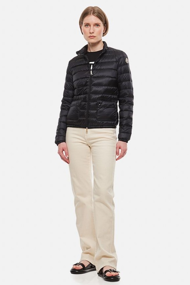 몽클레어 란스(24FW) 여성 경량 패딩 LANS는 겨울철 일상룩과 출근룩, 여행룩에 모두 잘 어울리는 여성용 아우터입니다. 미니멀하고 베이직한 스타일의 디자인으로, 블랙과 네이비 두 가지 색상으로 출시되었습니다. 가볍고 부드러운 나일론 소재를 사용하여 편안한 착용감을 선사하며, 얇은 두께로 제작되어 간절기에도 활용 가능합니다. 집업 방식에 레귤러핏으로 제작되었으며, 퀼팅 디테일로 포인트를 주어 세련된 느낌을 더했습니다. 보온 기능을 갖춘 경량 패딩으로, 추운 날씨에도 따뜻하게 스타일을 연출할 수 있습니다.
