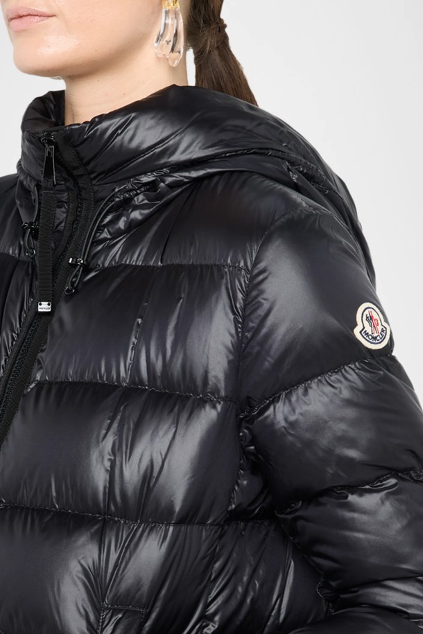 몽클레어 수에이네 여성 롱패딩은 겨울철 추위로부터 당신을 보호해 줄 방풍 기능과 보온성을 갖춘 여성용 롱패딩입니다. 부드러운 촉감의 나일론 소재와 두꺼운 두께감으로 제작되어 편안한 착용감을 선사합니다. 미니멀한 스타일과 무지 디자인, 블랙 컬러는 어떤 스타일에도 잘 어울리는 세련된 분위기를 연출합니다. 롱 기장의 오버핏 디자인과 집업 여밈 방식으로 편안함과 활동성을 높였으며, 긴 소매와 광택감 있는 디테일이 특징입니다. 안감과 패딩 충전재로 더욱 따뜻하게 겨울을 보낼 수 있습니다.
