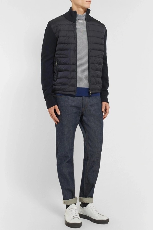 몽클레르(Moncler) 남성 가디건 니트 패딩 CARDIGAN은 가을, 겨울 시즌에 어울리는 남성용 아우터입니다. 블랙(Black) 및 네이비(Navy) 컬러로 출시되었으며, 캐주얼 및 미니멀 스타일을 선호하는 분들께 적합합니다. 니트 소재와 패딩의 조합으로 부드러운 촉감과 두꺼운 두께감을 자랑하며, 집업 스타일과 레귤러핏으로 편안한 착용감을 제공합니다. 출근룩과 비즈니스 캐주얼에 활용하기 좋으며, 긴 소매와 레귤러 기장으로 디자인되었습니다.
