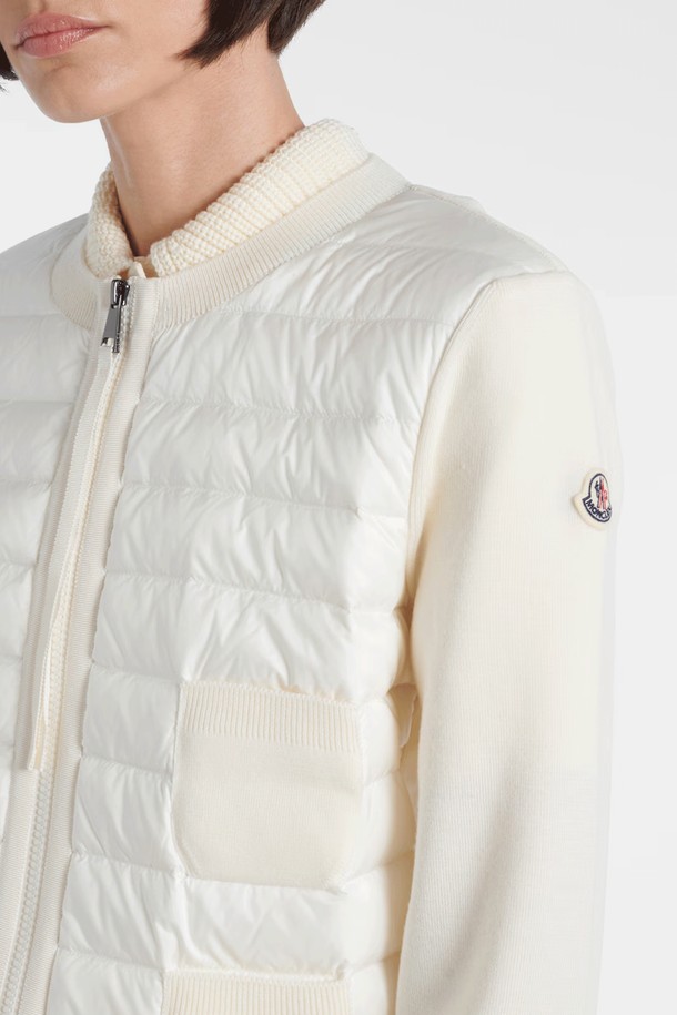 몽클레르 울 가디건 여성 니트패딩 CARDIGAN은 여성스러운 실루엣을 강조하는 미니멀하고 클래식한 스타일의 가을/겨울용 아우터입니다. 부드러운 울 소재와 두꺼운 두께감으로 포근한 착용감을 선사하며, 패딩 디테일과 안감으로 보온성을 높였습니다. 아이보리, 화이트 컬러의 무지 디자인으로 어떤 출근룩에도 매치하기 용이하며, 집업 여밈 방식과 레귤러핏으로 편안하게 착용할 수 있습니다. 긴 소매 기장의 레귤러 기장 가디건으로, 세련되고 우아한 분위기를 연출합니다.
