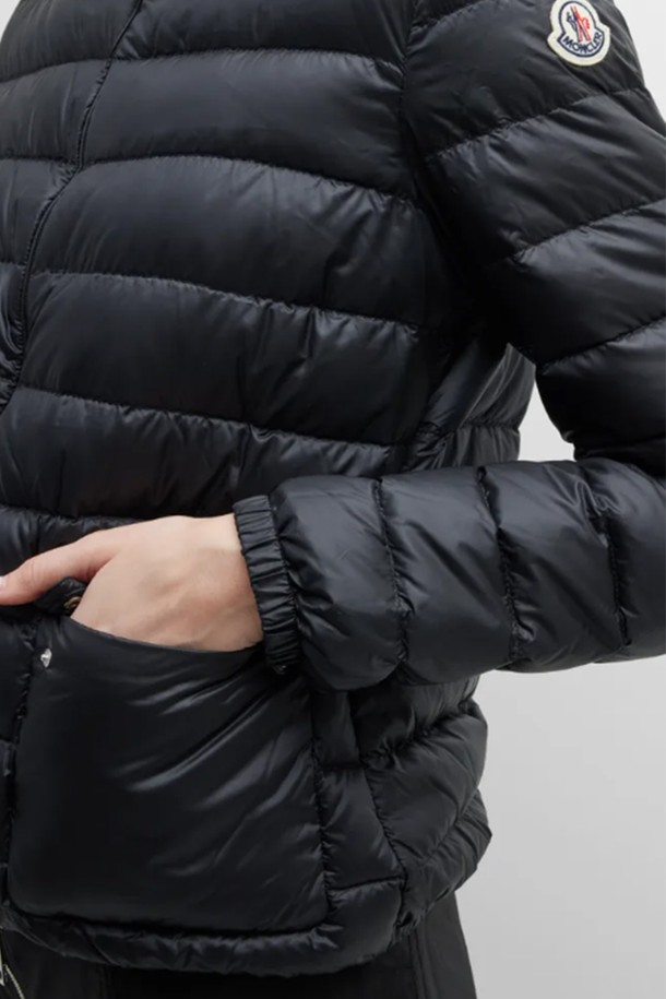 몽클레어 란스(24FW) 여성 경량 패딩 LANS는 겨울철 일상룩과 출근룩, 여행룩에 모두 잘 어울리는 여성용 아우터입니다. 미니멀하고 베이직한 스타일의 디자인으로, 블랙과 네이비 두 가지 색상으로 출시되었습니다. 가볍고 부드러운 나일론 소재를 사용하여 편안한 착용감을 선사하며, 얇은 두께로 제작되어 간절기에도 활용 가능합니다. 집업 방식에 레귤러핏으로 제작되었으며, 퀼팅 디테일로 포인트를 주어 세련된 느낌을 더했습니다. 보온 기능을 갖춘 경량 패딩으로, 추운 날씨에도 따뜻하게 스타일을 연출할 수 있습니다.
