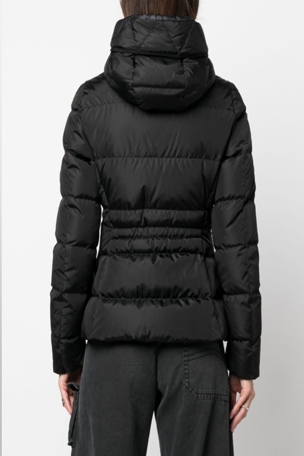 몽클레르(Moncler) 아보체 여성 다운 패딩 AVOCE는 겨울철 캐주얼룩을 위한 여성 다운 패딩입니다. 블랙과 나이트 블루 두 가지 색상으로 출시되었으며, 슬림핏 디자인과 레귤러 기장으로 제작되었습니다. 집업 스타일의 후드 디자인으로 보온성을 높였으며, 일상생활과 여행 시 편안하게 착용할 수 있습니다. 무지 패턴으로 미니멀하고 클래식한 스타일을 연출하며, 두꺼운 두께감으로 추운 날씨에도 따뜻함을 유지해 줍니다. 
