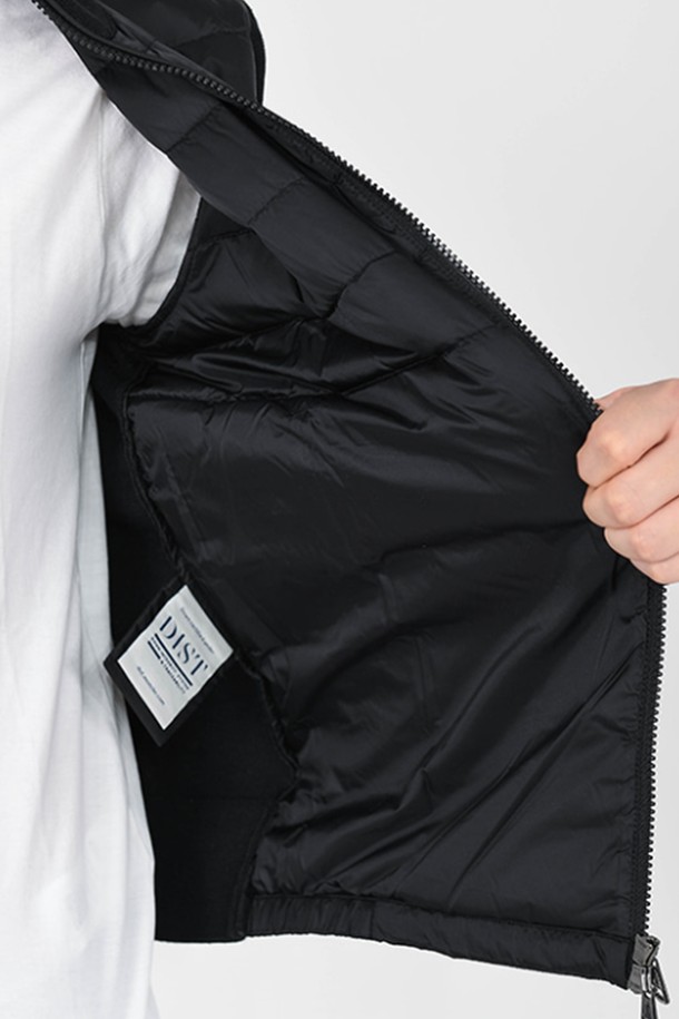 몽클레르(Moncler) 남성 가디건 니트 패딩 CARDIGAN은 가을, 겨울 시즌에 어울리는 남성용 아우터입니다. 블랙(Black) 및 네이비(Navy) 컬러로 출시되었으며, 캐주얼 및 미니멀 스타일을 선호하는 분들께 적합합니다. 니트 소재와 패딩의 조합으로 부드러운 촉감과 두꺼운 두께감을 자랑하며, 집업 스타일과 레귤러핏으로 편안한 착용감을 제공합니다. 출근룩과 비즈니스 캐주얼에 활용하기 좋으며, 긴 소매와 레귤러 기장으로 디자인되었습니다.
