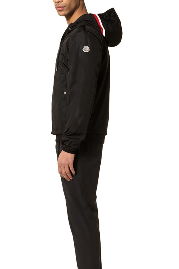 몽클레르 그림퍼스 남자 자켓 바람막이 GRIMPEURS는 남성용으로, 일상과 스포츠 활동에 적합한 아우터입니다. 블랙 컬러의 무지 디자인으로, 봄, 가을 간절기에 활용하기 좋습니다. 나일론 소재로 제작되어 얇고 부드러운 촉감을 제공하며, 방수 및 방풍 기능을 갖춰 활동성을 높였습니다. 레귤러핏에 긴 소매, 후드와 집업 여밈 방식으로 편안하게 착용할 수 있으며 스포티, 캐주얼, 미니멀 스타일을 연출하기 좋습니다.
