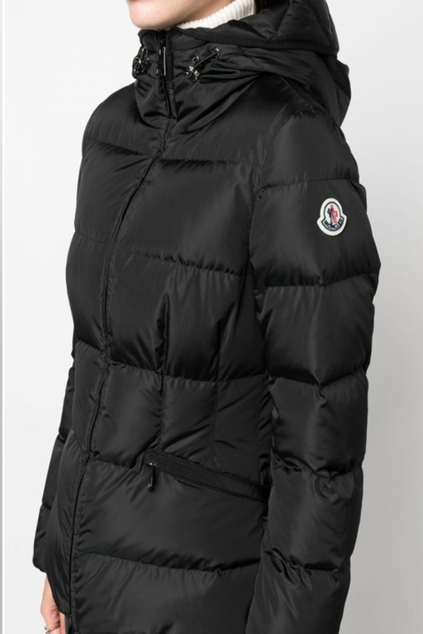 몽클레르(Moncler) 아보체 여성 다운 패딩 AVOCE는 겨울철 캐주얼룩을 위한 여성 다운 패딩입니다. 블랙과 나이트 블루 두 가지 색상으로 출시되었으며, 슬림핏 디자인과 레귤러 기장으로 제작되었습니다. 집업 스타일의 후드 디자인으로 보온성을 높였으며, 일상생활과 여행 시 편안하게 착용할 수 있습니다. 무지 패턴으로 미니멀하고 클래식한 스타일을 연출하며, 두꺼운 두께감으로 추운 날씨에도 따뜻함을 유지해 줍니다. 
