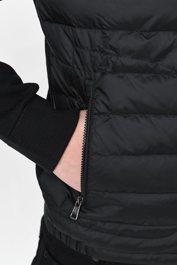 몽클레르(Moncler) 남성 가디건 니트 패딩 CARDIGAN은 가을, 겨울 시즌에 어울리는 남성용 아우터입니다. 블랙(Black) 및 네이비(Navy) 컬러로 출시되었으며, 캐주얼 및 미니멀 스타일을 선호하는 분들께 적합합니다. 니트 소재와 패딩의 조합으로 부드러운 촉감과 두꺼운 두께감을 자랑하며, 집업 스타일과 레귤러핏으로 편안한 착용감을 제공합니다. 출근룩과 비즈니스 캐주얼에 활용하기 좋으며, 긴 소매와 레귤러 기장으로 디자인되었습니다.
