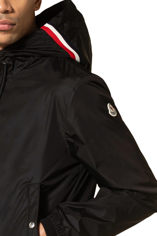 몽클레르 그림퍼스 남자 자켓 바람막이 GRIMPEURS는 남성용으로, 일상과 스포츠 활동에 적합한 아우터입니다. 블랙 컬러의 무지 디자인으로, 봄, 가을 간절기에 활용하기 좋습니다. 나일론 소재로 제작되어 얇고 부드러운 촉감을 제공하며, 방수 및 방풍 기능을 갖춰 활동성을 높였습니다. 레귤러핏에 긴 소매, 후드와 집업 여밈 방식으로 편안하게 착용할 수 있으며 스포티, 캐주얼, 미니멀 스타일을 연출하기 좋습니다.
