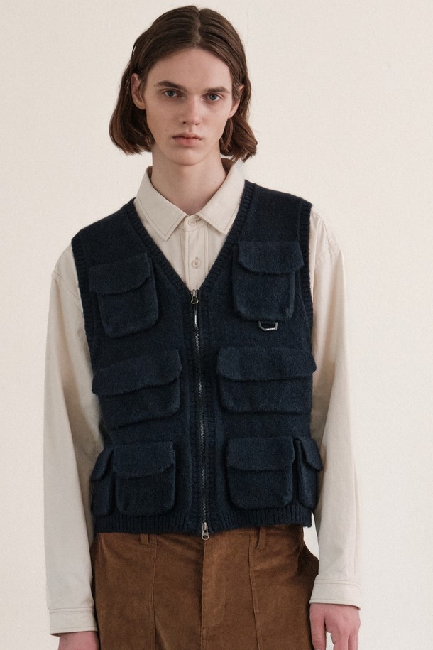 브라이튼 니트 베스트 (NAVY)는 가을과 겨울, 출근룩과 비즈니스 캐주얼, 그리고 캐주얼, 클래식, 미니멀 스타일을 모두 아우르는 남성용 니트 베스트입니다. 네이비, 차콜 두 가지 색상으로 출시되었으며, 울, 폴리에스터, 아크릴, 스판덱스를 혼방하여 제작되어 부드러운 촉감과 편안한 착용감을 선사합니다. 민소매 디자인과 레귤러 기장으로 다양한 상의와 레이어드하여 세련된 스타일을 연출할 수 있습니다. 무지 패턴으로 어떤 옷에도 쉽게 매치하여 베이직하면서도 활용도 높은 데일리룩을 완성해 보세요.
