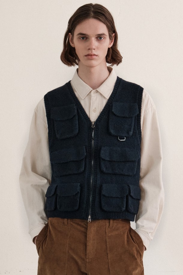 브라이튼 니트 베스트 (NAVY)는 가을과 겨울, 출근룩과 비즈니스 캐주얼, 그리고 캐주얼, 클래식, 미니멀 스타일을 모두 아우르는 남성용 니트 베스트입니다. 네이비, 차콜 두 가지 색상으로 출시되었으며, 울, 폴리에스터, 아크릴, 스판덱스를 혼방하여 제작되어 부드러운 촉감과 편안한 착용감을 선사합니다. 민소매 디자인과 레귤러 기장으로 다양한 상의와 레이어드하여 세련된 스타일을 연출할 수 있습니다. 무지 패턴으로 어떤 옷에도 쉽게 매치하여 베이직하면서도 활용도 높은 데일리룩을 완성해 보세요.
