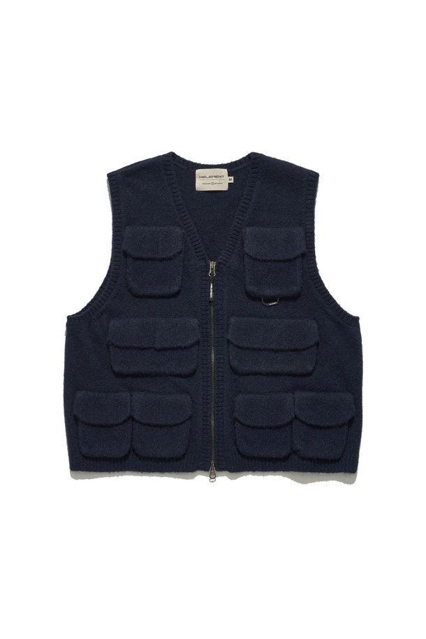 브라이튼 니트 베스트 (NAVY)는 가을과 겨울, 출근룩과 비즈니스 캐주얼, 그리고 캐주얼, 클래식, 미니멀 스타일을 모두 아우르는 남성용 니트 베스트입니다. 네이비, 차콜 두 가지 색상으로 출시되었으며, 울, 폴리에스터, 아크릴, 스판덱스를 혼방하여 제작되어 부드러운 촉감과 편안한 착용감을 선사합니다. 민소매 디자인과 레귤러 기장으로 다양한 상의와 레이어드하여 세련된 스타일을 연출할 수 있습니다. 무지 패턴으로 어떤 옷에도 쉽게 매치하여 베이직하면서도 활용도 높은 데일리룩을 완성해 보세요.
