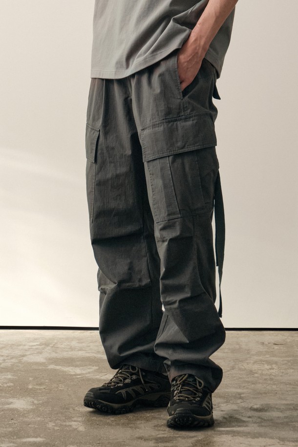 오빌리크 스트랩 카고 팬츠 (D/GREY)는 일상과 밀리터리 스타일을 넘나드는 남성용 카고 팬츠입니다. 다크 그레이 컬러의 무지 디자인으로, 사계절 활용 가능한 중간 두께감의 면과 나일론 혼방 소재로 제작되었습니다. WWII 밀리터리 유니폼에서 영감을 받아 3D 패턴과 하단 스트랩 디테일이 특징이며, 사이드 포켓과 숨겨진 수납 공간을 더해 실용성을 높였습니다. 레귤러 핏으로 편안한 착용감을 제공하며, 여행룩, 캠핑룩, 캐주얼, 워크웨어, 미니멀 스타일을 즐기는 분들께 추천합니다.
